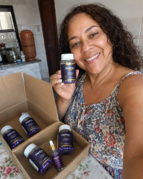 Cliente com as cápsulas e o sérum Derma+ Plus