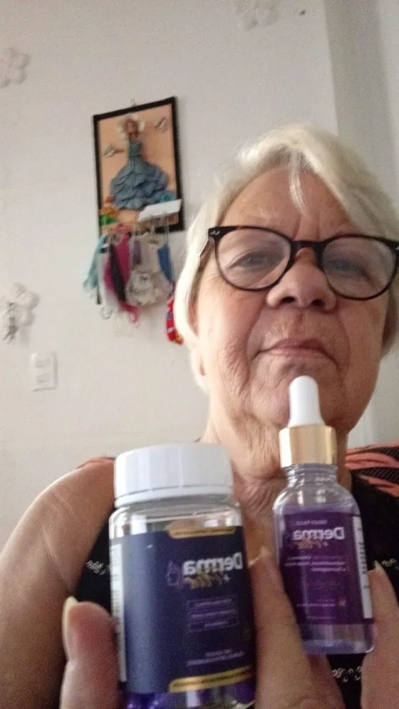 Cliente segurando o kit Derma+ Plus